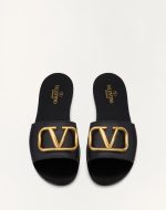 VLOGO SIGNATURE SLIDE SANDAL IN GRAINY COWHIDE WITH ACCESSORY - Image 4